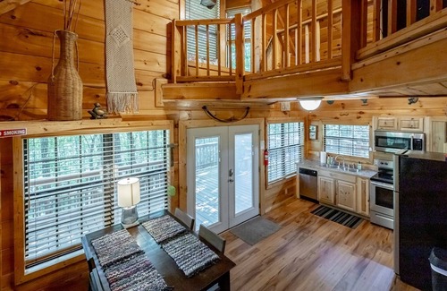 Trenton Casa | Grady`s Hideaway | Rustic Cabin + Private Hot Tub | Sleeps 4
