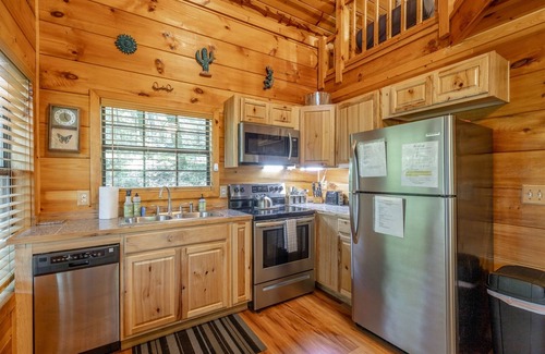 Trenton Casa | Grady`s Hideaway | Rustic Cabin + Private Hot Tub | Sleeps 4
