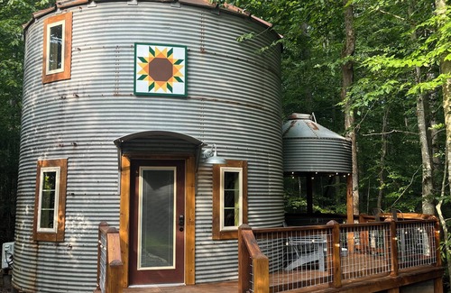 Shelby Apartamento | Luxury grain bin silo with 1 bedroom, WiFi, AC and hot tub in Shelby