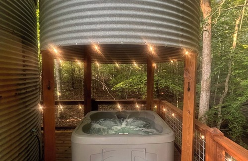 Shelby Apartamento | Luxury grain bin silo with 1 bedroom, WiFi, AC and hot tub in Shelby