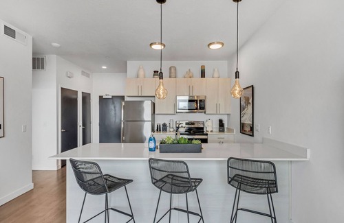 People's Freeway Apartamento | Granary SLC King Penthouse+CoWorking Space