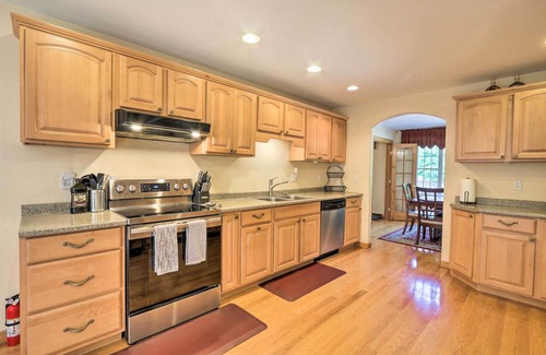 Granby Casa | Granby Home w/ Deck < 1/2 Mi to Aldrich Lake!