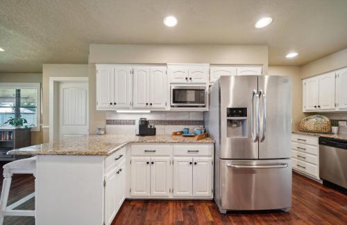 Vinita Casa | Grand Lake Reunion House-Community pool, hot tub, lake access