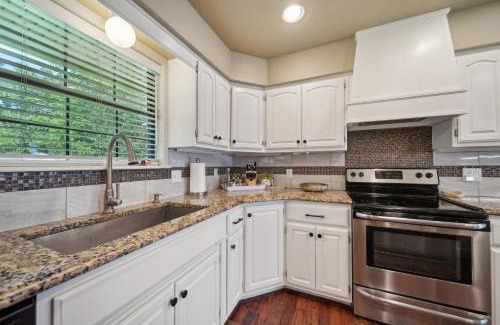 Vinita Casa | Grand Lake Reunion House-Community pool, hot tub, lake access