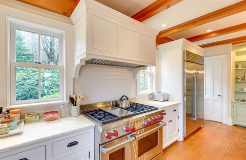 New Preston Casa | "Las Rocas" Astounding 8BR House el 25 Acres w / 500 pies del lago Waramaug Waterfront - Perfecto para reuniones familiares, Independiente 7 Bedroom Home & Cottages disponible en el hotel!