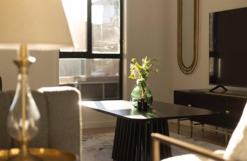 Sunnybank Casa | Grand Luxe Oasis Prime Location Balcony and Patio