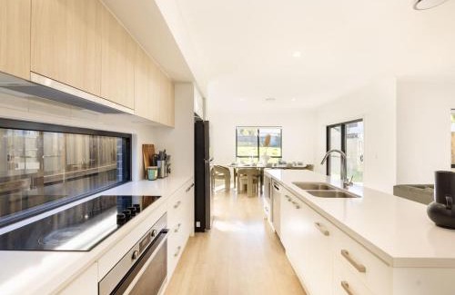 Sunnybank Casa | Grand Luxe Oasis Prime Location Balcony and Patio