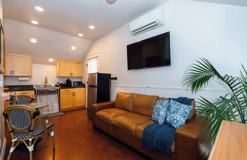 Historic Railroad District Apartamento | Grand Luxe Suite with Jetted Tub