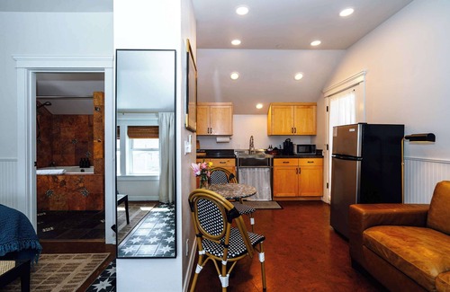 Historic Railroad District Apartamento | Grand Luxe Suite with Jetted Tub