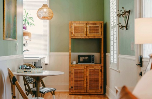 Historic Railroad District Apartamento | Grand Luxe Suite with Jetted Tub