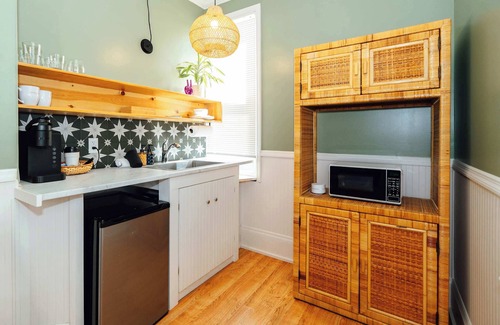 Historic Railroad District Apartamento | Grand Luxe Suite with Jetted Tub
