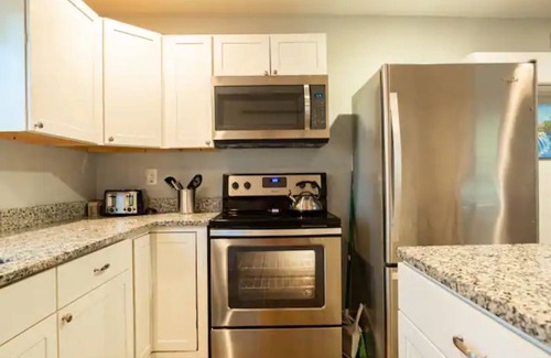 Charleston Cabaña | Grand Oaks Cottage: Ideal Location!