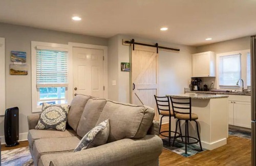 Charleston Cabaña | Grand Oaks Cottage: Ideal Location!