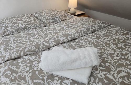 Besancon Casa | Grande maison calme proche centre terrasse jardin