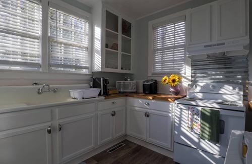 Hattiesburg Apartamento | Grandma's Place! Charming and Cozy 2-bedroom apartment w/Wi-Fi & AC