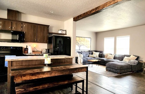 Lenore Casa | Grandview Getaway offers spectacular views overlooking the Clearwarter river.