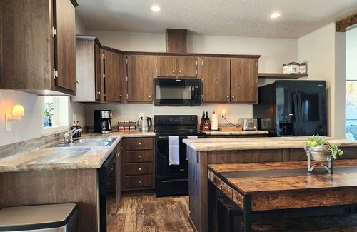 Lenore Casa | Grandview Getaway offers spectacular views overlooking the Clearwarter river.