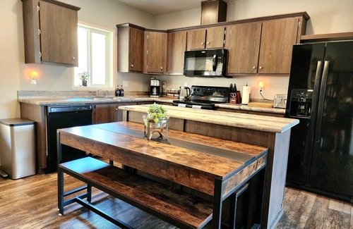 Lenore Casa | Grandview Getaway offers spectacular views overlooking the Clearwarter river.