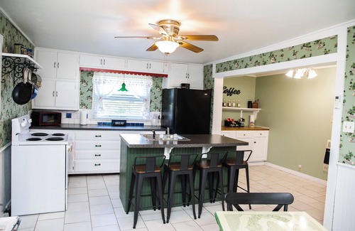 Marionville Cabaña | Granny's House- Hometown Hospitality by The Coleman Vault