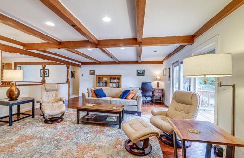 Grants Pass Casa | Grants Pass Vacation Rental Home Deck and Views!