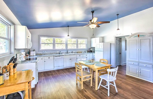 Granville Cabaña | 'Granville’s Blue Cottage' Porch & River View!