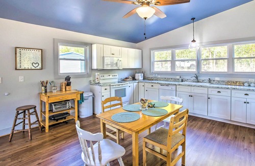 Granville Cabaña | 'Granville’s Blue Cottage' Porch & River View!