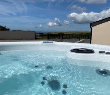 Haverfordwest Casa | Grassholm Cottage with Hot Tub - Dog Friendly