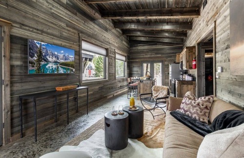 Last Chance Casa | Grasshoppers Escape|Cozy Cabin, World Class Fishing, Firepit, 30m Yellowstone