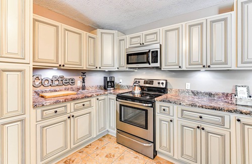 Gray Casa | Gray Vacation Rental w/ Deck + Pond Access!