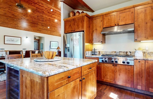 Mammoth Lakes Casa | Graystone 2088 4 Bedroom Home by RedAwning