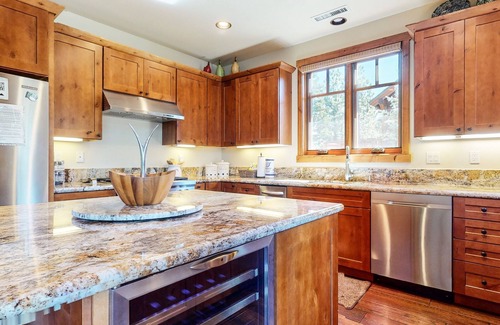 Mammoth Lakes Casa | Graystone 2088 4 Bedroom Home by RedAwning