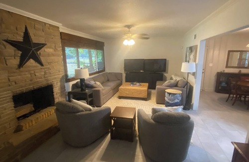 Tuscaloosa Casa | Great 2-bedroom house for Gamedays of a Family getaway! Only 2.8 miles to BDS!