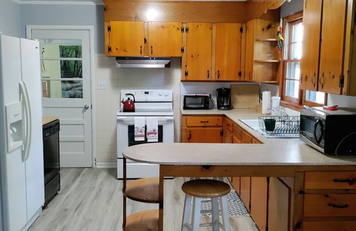 Kingston Casa | Great American Getaway- Small lake town near Knoxville.