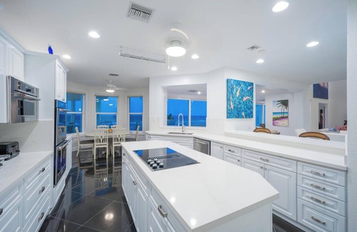 East End Casa | Great Bluff Estates: Villa de lujo con piscina, cabañas, múltiples cubiertas y excelente esnórquel