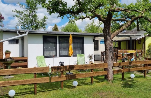 Gotz Casa | Great bungalow on the water (terrace, garden, beach, boat, bicycles, etc.)