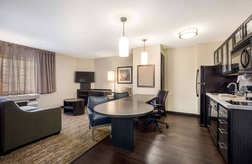 Far North Dallas Apartamento | Great Choice! 2 Pet-friendly Units, Full Kitchen, Onsite Parking