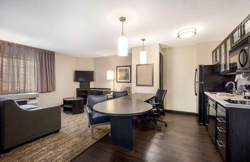 West Des Moines Complejo | Great Choice! One Bedroom Suite! Close to Shopping, Parks & Museums!