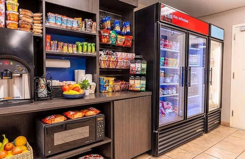 West Des Moines Complejo | Great Choice! One Bedroom Suite! Close to Shopping, Parks & Museums!