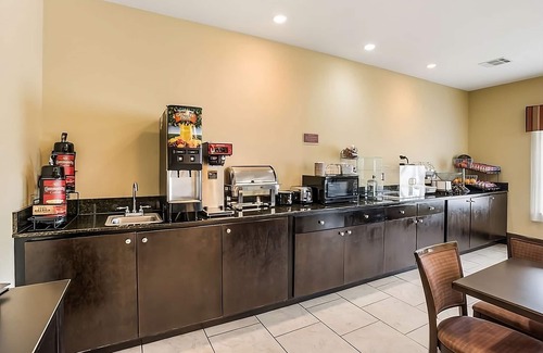 Saint Landry Hotel | Great Deals at Knights Inn Bunkie! Pool, Free Breakfast, Free Parking