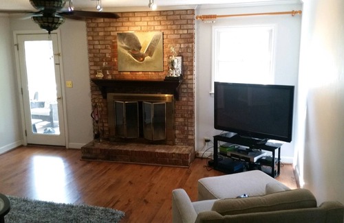 Greer Casa | Excelente ubicación en el lado este con piscina y retiro de porche con pantalla