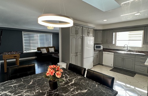 Niagara Falls Casa | Great Falls Home -walk to the Falls. Spacious house for family