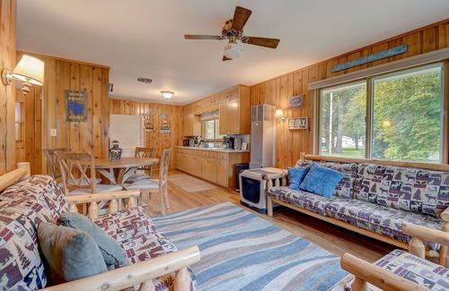 Markesan Cabina | Rustic Cabin | LakeAccess, Kayaks, Bikes, Arcades