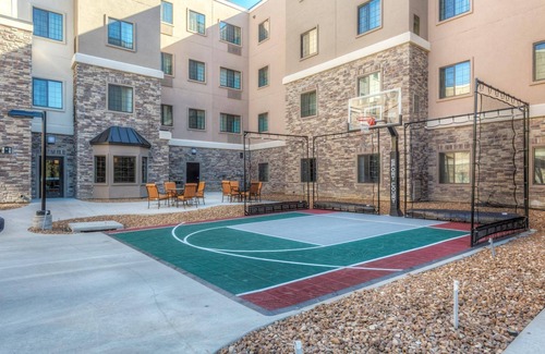 Maryland Heights Condominio | Great for Business Travelers! Comfortable Suite in St. Louis | Shared Pool On-Site + BBQ Area