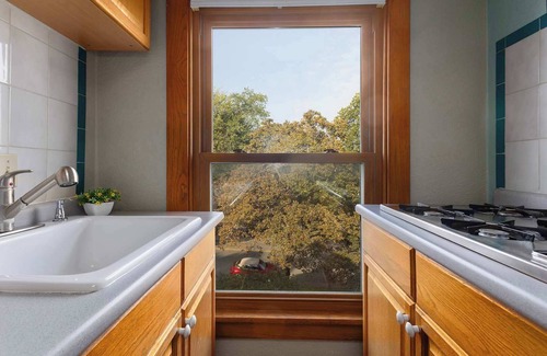 Northeast Kansas City Casa | Great for Large Groups Near DT - 30 day stays