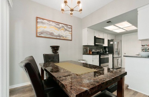 Lenexa Casa | 2BR/1.5BA|Townhouse 1King2Queen|Quiet