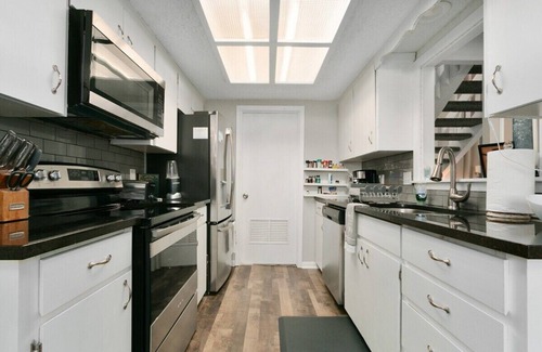 Lenexa Casa | 2BR/1.5BA|Townhouse 1King2Queen|Quiet