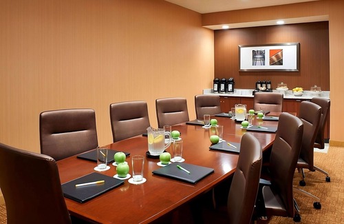 West Dundee Casa | Great Games at NOW Arena! FREE Parking, Indoor Swimming Pool, Pets Allowed!