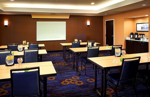 West Dundee Casa | Great Games at NOW Arena! FREE Parking, Indoor Swimming Pool, Pets Allowed!