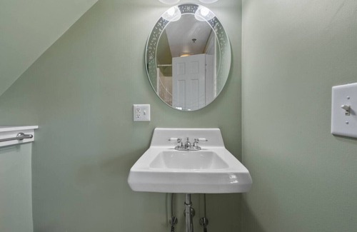 Southwest Harbor Casa | Great Harbor Inn Ellis Room 25