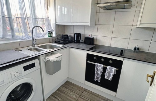 Bedford Casa | Great Home Close To The Embankment Free Parking and Self Check in!